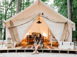 Timberline Glamping at Unicoi State Park, hotel perto de Andrews Cove, Helen