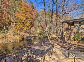 Creekside Retreat with Deck, 18 Miles to Wolf Ridge, hotel malapit sa Quad Lift, Weaverville