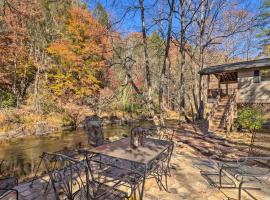 Creekside Retreat with Deck, 18 Miles to Wolf Ridge, hotell i nærheten av Quad Lift i Weaverville