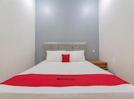 RedDoorz near Prujakan Station Cirebon, hotell i Cirebon