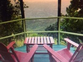 Ginger Lodge Cottage, Peters Rock, Woodford PO St Andrew, Jamaica - this property is not in Jacks Hill, apartamento em Jacks Hill