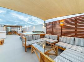 One Bay Residence Unit 15 - Penthouse with private roof top, jacuzzi and sea view, hotel v destinaci Grand Baie