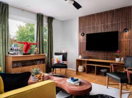 Eclectic Mid Century Modern 3BD/3BA with *Hot Tub*, hotel v destinaci Arlington