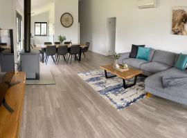 Jindabyne House 1, Modern 3 bedroom home, alpine views & fireplace, holiday rental in Jindabyne