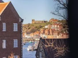 Sugar Reef - A Fantastic Modern House with Garden, Free Parking for 2 cars, Electric Vehicle Point, Whitby Beach, Shops, Bars, Restaurants just a 10 minute walk away, Maximum Occupancy 4 Guests