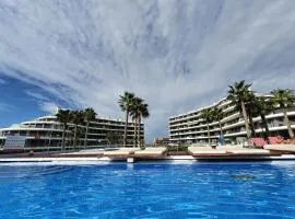 Luxurious apartment next to the sea