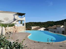 Residence con piscina a 4 km da Baja Sardinia, aparthotel v destinaci Cala Bitta