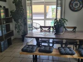 Maison familiale avec jardin clos et barbecue, vil·la a Le Puy en Velay