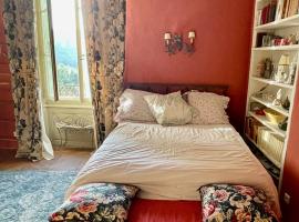 Chambre avec vue, hotel with parking in Saignon