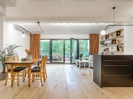 Lumina apartment with balcony overlooking the park