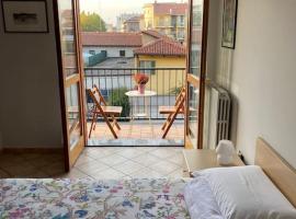 Casa Maira in centro a Bra, hotel i Bra