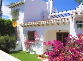 Beautiful 2 Bedroom Bungalow with Communal Pools: Villamartin'de bir villa