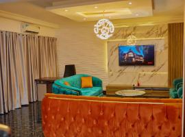 Classy 3 Bedroom Terrace apartment, hotel com estacionamento em Lagos