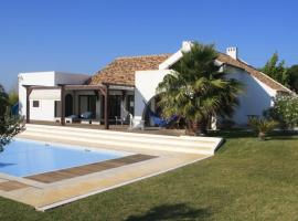 Villa Oasis Azul - beautiful villa with heated private pool short walk to all amenities, casa o chalet en Sesimbra