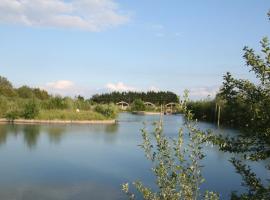 Waterside Lodges Cambridge, khách sạn có bồn tắm nóng ở Cambridge