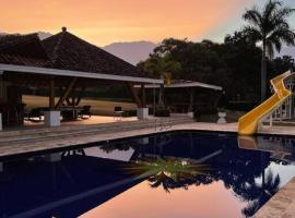 Villa de lujo con piscina y tobogán, cabaña o casa de campo en San Jerónimo