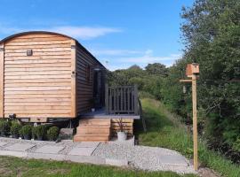 Shepherds Hut with hot tub on Anglesey North Wales, hotel in Gwalchmai