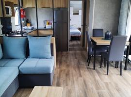 Mobil home neuf, tout confort, aux Dunes de Contis, hotel with parking in Saint-Julien-en-Born