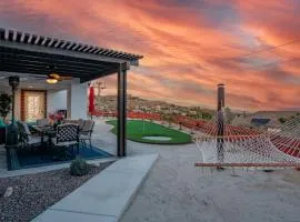 Desert Oasis with Dog Friendly, Mini-Golf, Fire Pit, Hot Tub, and BBQ grill