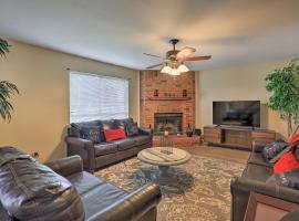 Charming Family Home about 16 Mi to Dtwn Dallas!, ξενοδοχείο με πάρκινγκ σε Cedar Hill