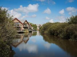 Kūrorts KingFisher Hot Tub & log Burner house on Premium lakeside with Resort Facilities pilsētā Saint Columb Major