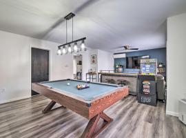 Modern Poconos Retreat with Pool Table and Hot Tub!, sumarbústaður í Tobyhanna