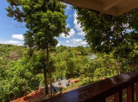 Mountain lake Island Cabin Sierra - for family Getaway, hotel u gradu Cavinti