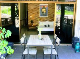 Number SIX house for up to 5 guests with 2 bedrooms, khách sạn ở Koh Samet