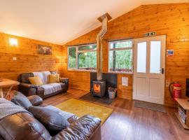 安卡莱格小屋假日公园，位于Inverfarigaig的木屋