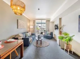 King Suite Dreams - Poolside Living on the Esplanade