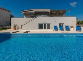 Stunning Home In Vrsi With 5 Bedrooms, Wifi And Outdoor Swimming Pool