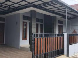Richandy House - 3 BR Full AC & Hot Water, villa in Kejayan