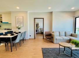 市中心Sky River无边泳池97平方温馨家庭房山景房有停车位 三房两卫 近夜市古城 年终大促