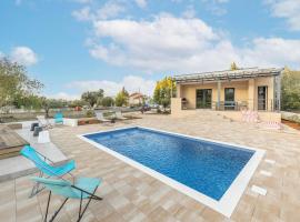 Modern holiday home in Bilice with private pool, villa a Bilice (Bilizze)