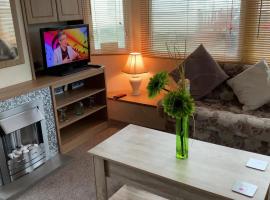 TM18 - 3 Bedroom Mobile Home Golden Palms Resort TV`s in Every Room Decking Indoor Heated Pool Entertainment complex & Close To Beaches PASSES NOT INCLUDED, hotel v destinácii Skegness