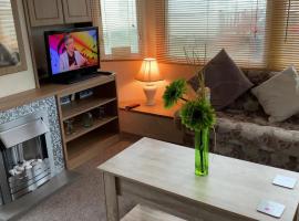 TM18 - 3 Bedroom Mobile Home Golden Palms Resort TV`s in Every Room Decking Indoor Heated Pool Entertainment complex & Close To Beaches PASSES NOT INCLUDED, resort i Skegness