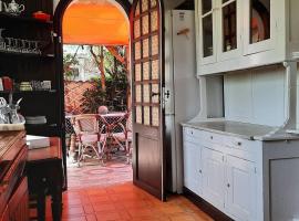 Villa d'artiste comprenant 2 chambres avec salles de bain privatives, hotel in Arcachon