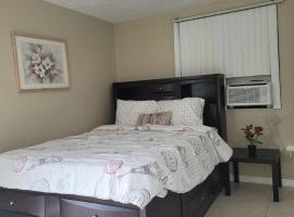 Entire Guesthouse 5 mins to Siesta Key & downtown, hotel near Pelican Plaza Shopping Center, Sarasota