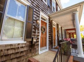 Downtown Annapolis King George 3rd Floor Hideaway, апартамент в Анаполис