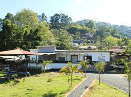 Villa Natalia Finca, 30 personas, jacuzzi 10 minutos de termales, cabin sa Santa Rosa de Cabal