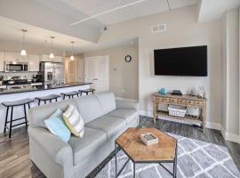 Luxe Manistee Condo with Balcony and River Views!، شقة في مانيستي