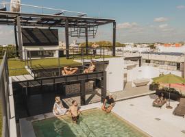 Caleta Hostel Rooftop & Pool, hotel in Cancún