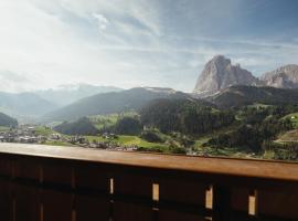 Oberaldoss Residence Wellness, khách sạn có bồn jacuzzi ở Santa Cristina in Val Gardena