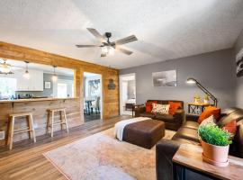Cabin Style Stay With Hot Tub, Grill & Porch Swing, hôtel avec parking à Woodstock