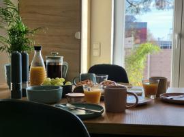 Modernes behagliches Haus mit Kamin, Terrasse und Garten, Hotel in Magdeburg