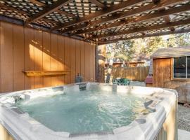 Hot Tub, Fire Pit & Pet Friendly Lazy Bear Lodge, hotel u gradu Woodlands