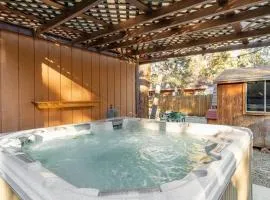Hot Tub, Fire Pit & Pet Friendly Lazy Bear Lodge