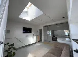 Stunning Contemporary 2 Bed Apartment With Parking