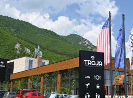 Hotel TROJA, hótel í Istok