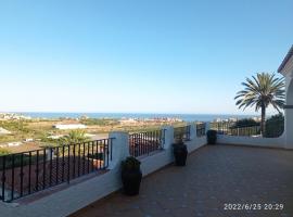 Bonitas vistas al mar y terrazas Villa Barbel, hotell i Torrox Costa